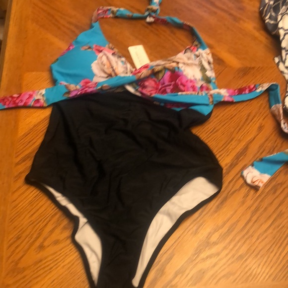 #17 cupshe Floral and Black halter one piece swimsuit.large nwt - Picture 5 of 8
